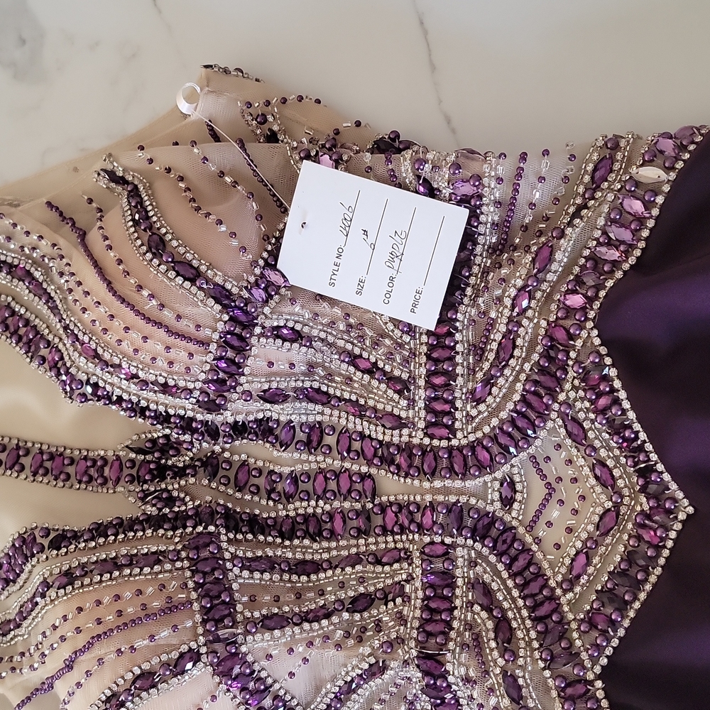 BEAUTIFUL NEW PROM  DRESS IN PURPLE COLOR - Picture 7 of 10